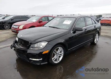 2013 Mercedes-Benz C 300 Sport 4Matic z USA, uszkodzony, nr VIN WDDGF8AB3DA818551